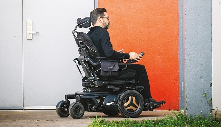 Comfort Unite 1_F5 Corpus_man_driving outside_building_01_WEB