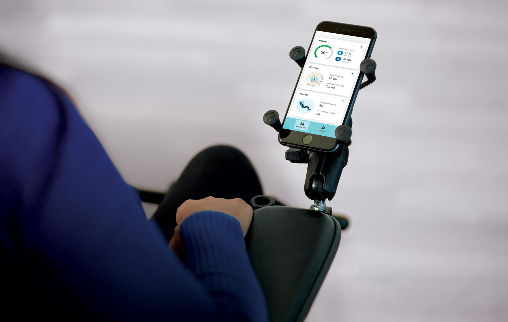 MyPermobil_PP_woman_smartphone_top-view_01